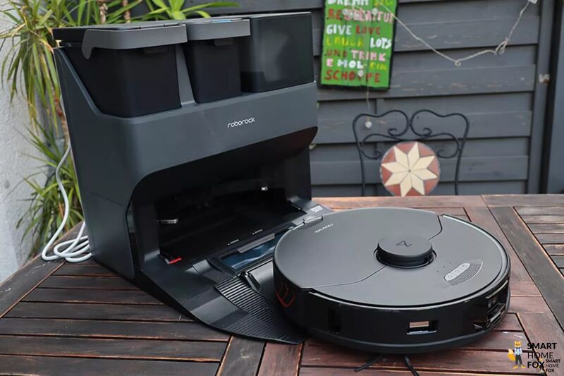 Der Roborock S7 MaxV Ultra in schwarz ist in der Nahaufnahme zu sehen.